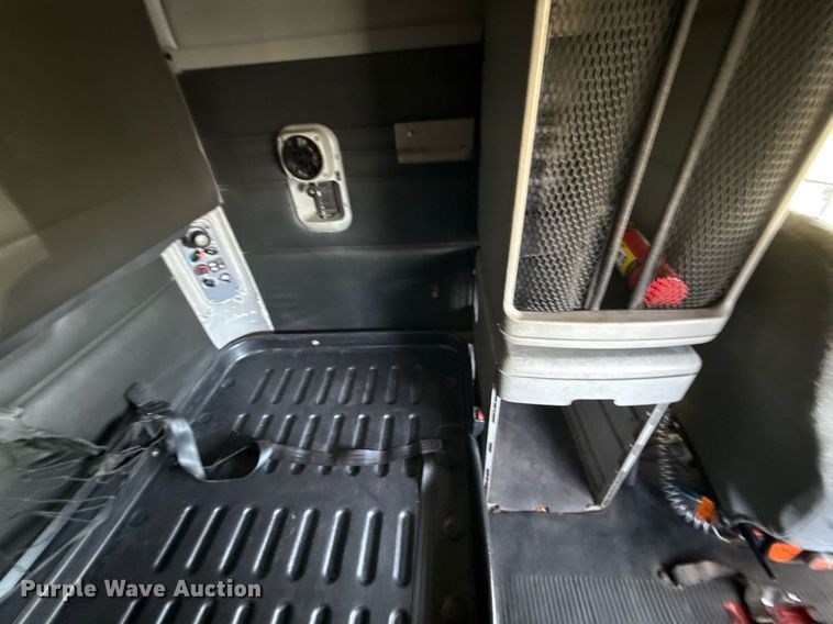 image for item EJ3638 2005 Freightliner Century Class semi truck