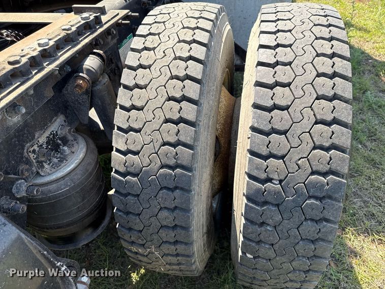 image for item EJ3638 2005 Freightliner Century Class semi truck