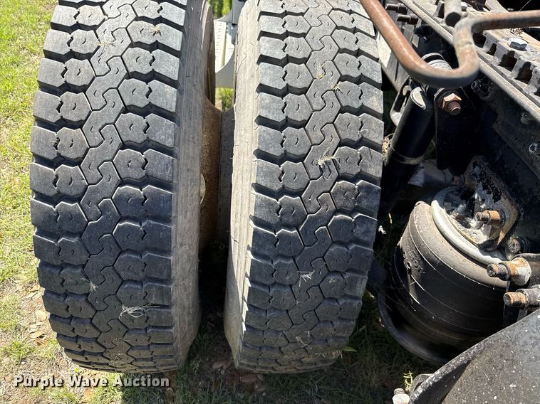 image for item EJ3638 2005 Freightliner Century Class semi truck