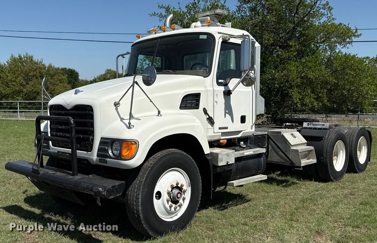 image for item EJ3639 2007 Mack CV713 semi truck
