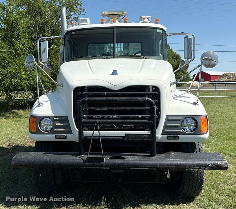 image for item EJ3639 2007 Mack CV713 semi truck