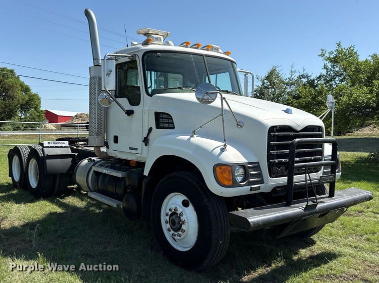 image for item EJ3639 2007 Mack CV713 semi truck