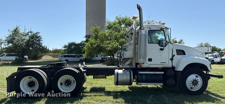 image for item EJ3639 2007 Mack CV713 semi truck