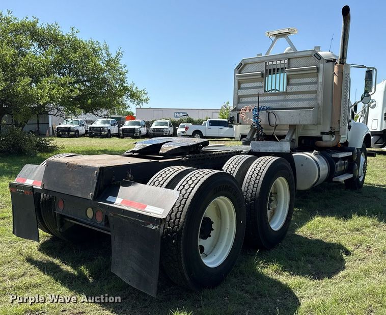 image for item EJ3639 2007 Mack CV713 semi truck