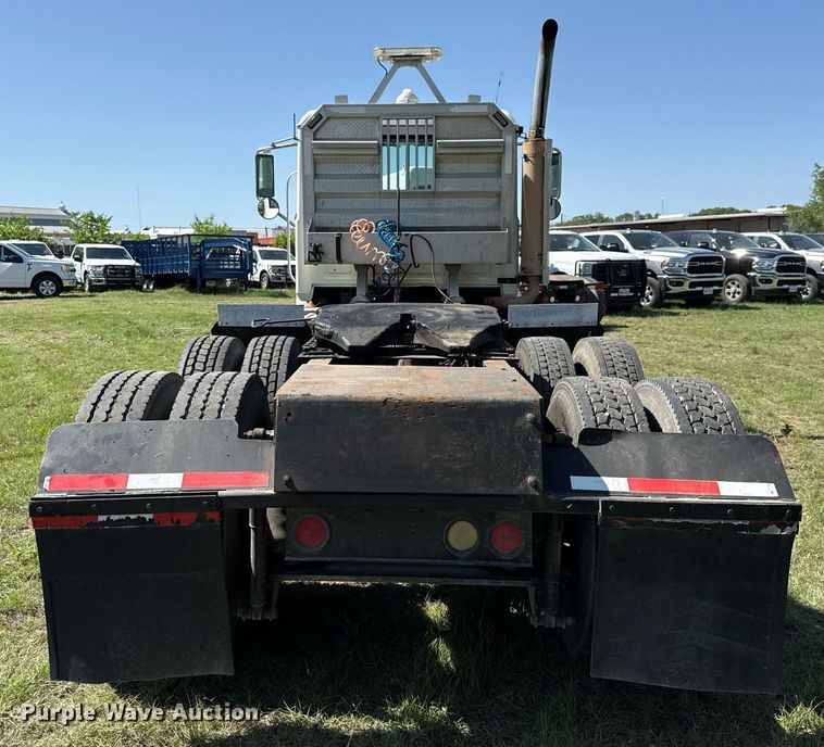 image for item EJ3639 2007 Mack CV713 semi truck