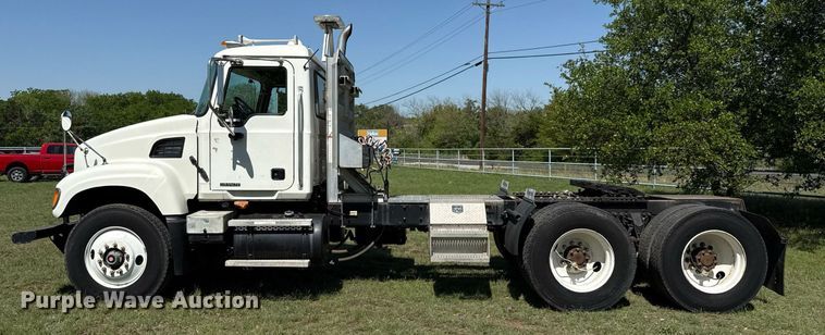 image for item EJ3639 2007 Mack CV713 semi truck