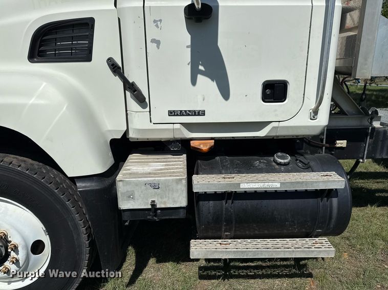 image for item EJ3639 2007 Mack CV713 semi truck