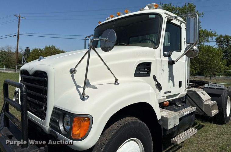 image for item EJ3639 2007 Mack CV713 semi truck