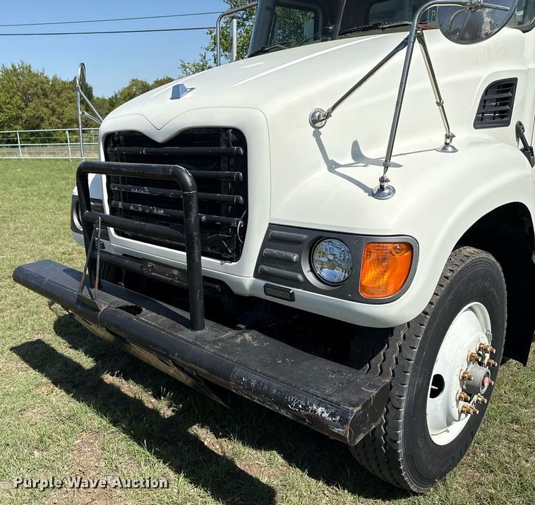 image for item EJ3639 2007 Mack CV713 semi truck