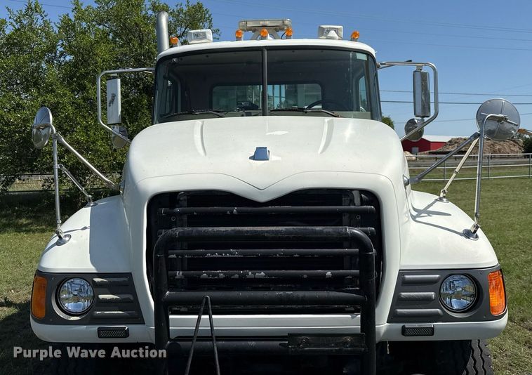 image for item EJ3639 2007 Mack CV713 semi truck