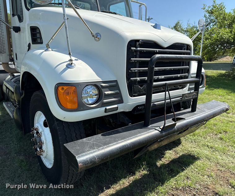 image for item EJ3639 2007 Mack CV713 semi truck