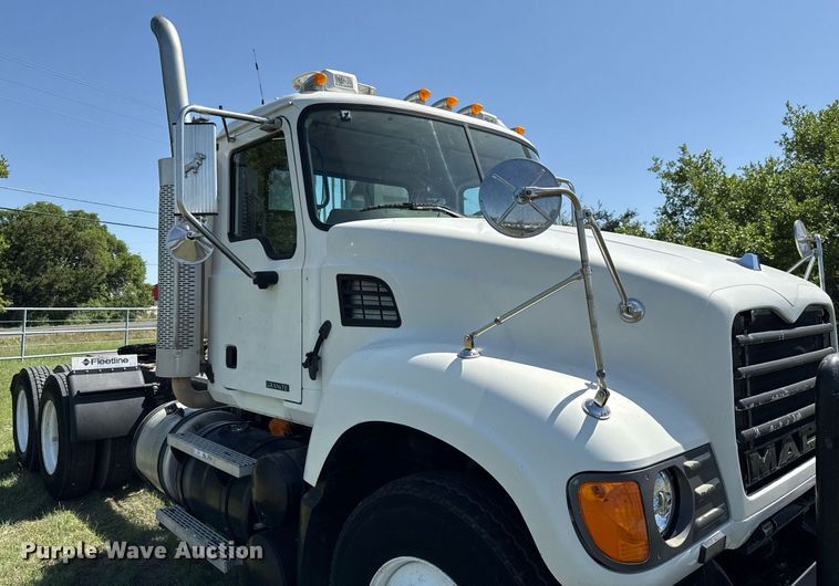 image for item EJ3639 2007 Mack CV713 semi truck