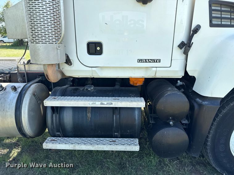 image for item EJ3639 2007 Mack CV713 semi truck