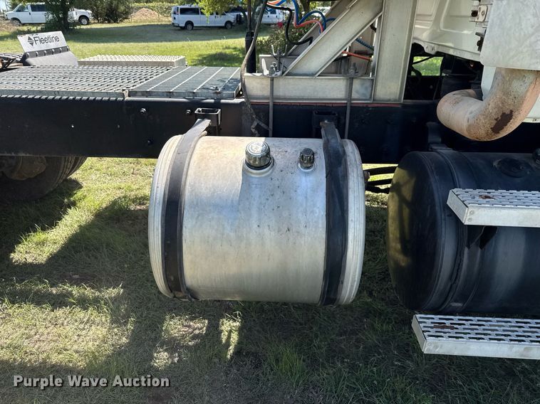 image for item EJ3639 2007 Mack CV713 semi truck