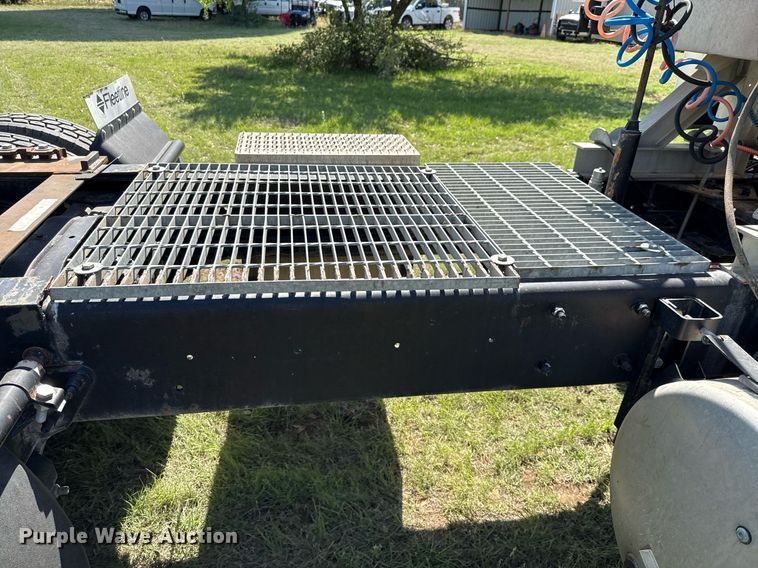 image for item EJ3639 2007 Mack CV713 semi truck