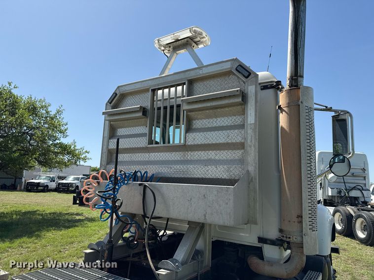 image for item EJ3639 2007 Mack CV713 semi truck