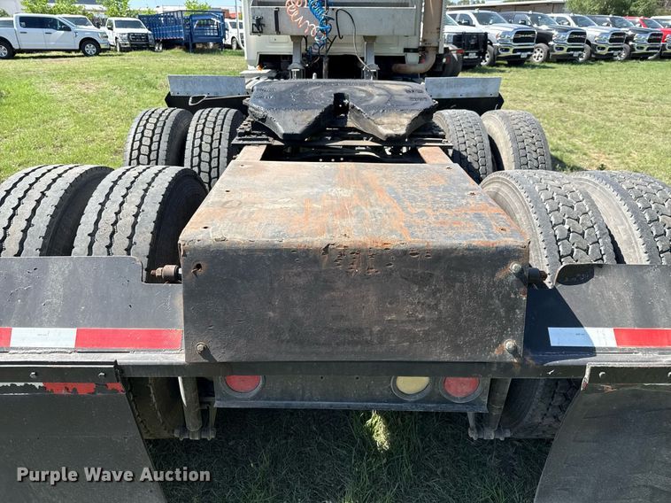 image for item EJ3639 2007 Mack CV713 semi truck