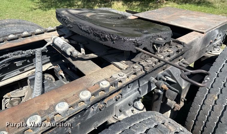 image for item EJ3639 2007 Mack CV713 semi truck