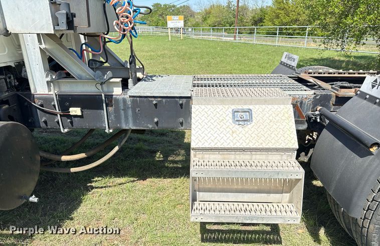 image for item EJ3639 2007 Mack CV713 semi truck