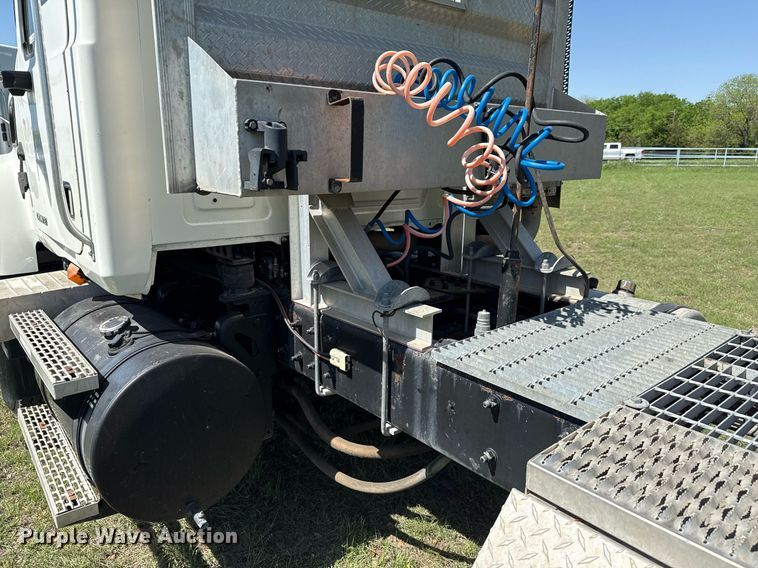 image for item EJ3639 2007 Mack CV713 semi truck