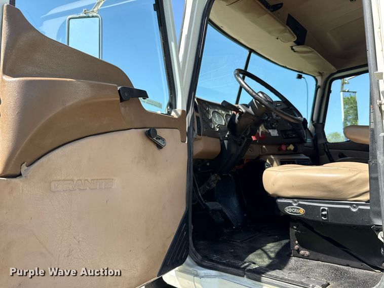 image for item EJ3639 2007 Mack CV713 semi truck