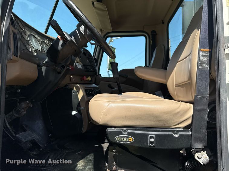 image for item EJ3639 2007 Mack CV713 semi truck