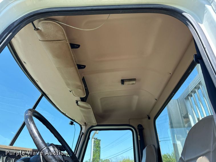 image for item EJ3639 2007 Mack CV713 semi truck