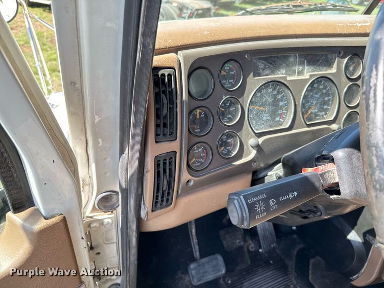 image for item EJ3639 2007 Mack CV713 semi truck