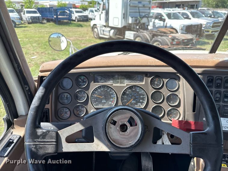 image for item EJ3639 2007 Mack CV713 semi truck