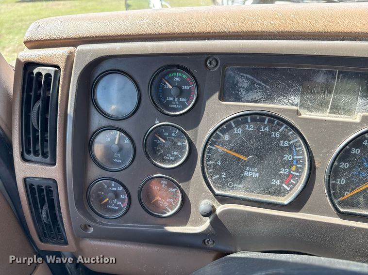 image for item EJ3639 2007 Mack CV713 semi truck