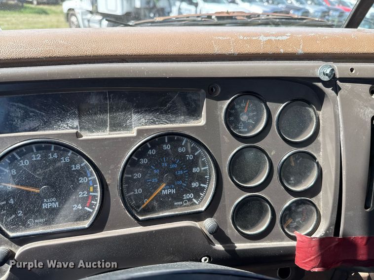 image for item EJ3639 2007 Mack CV713 semi truck