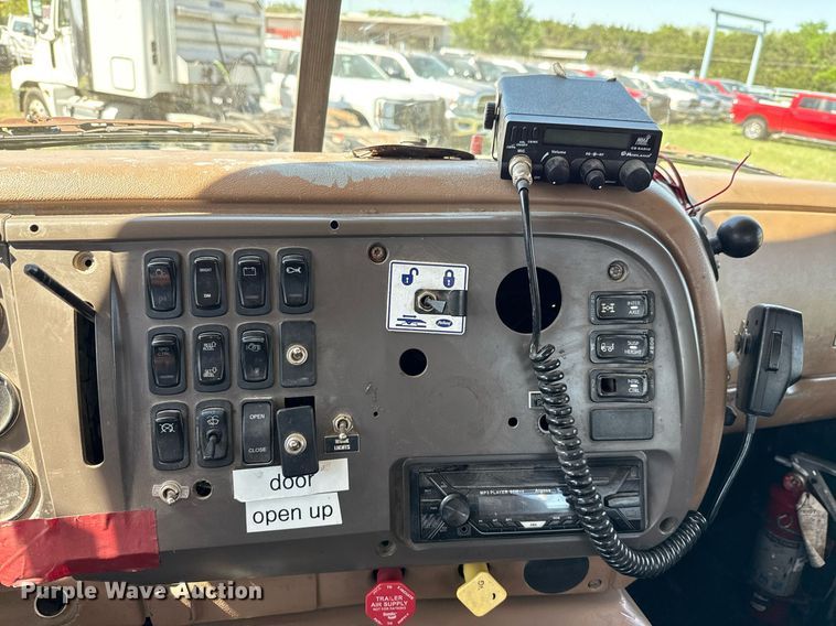 image for item EJ3639 2007 Mack CV713 semi truck