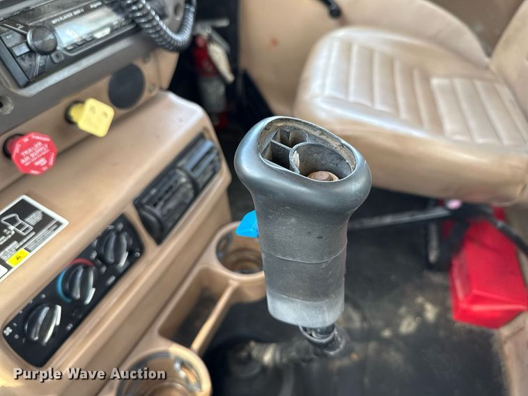 image for item EJ3639 2007 Mack CV713 semi truck