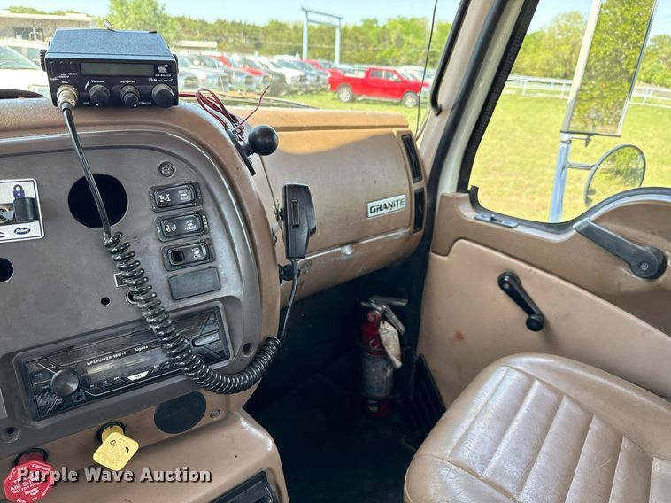 image for item EJ3639 2007 Mack CV713 semi truck