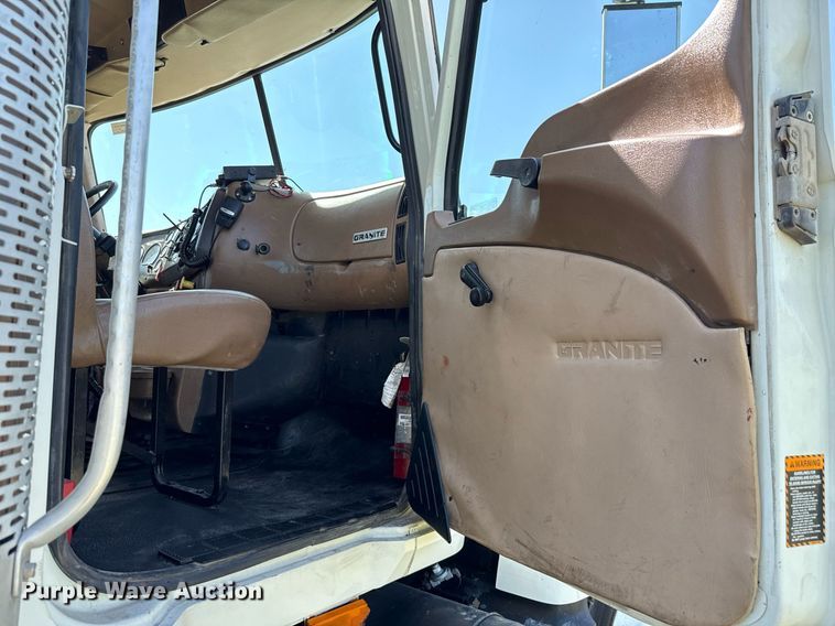 image for item EJ3639 2007 Mack CV713 semi truck