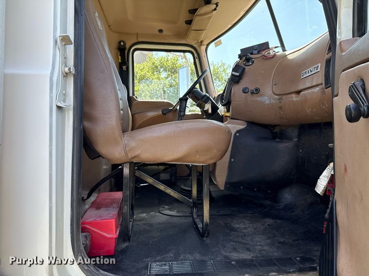 image for item EJ3639 2007 Mack CV713 semi truck