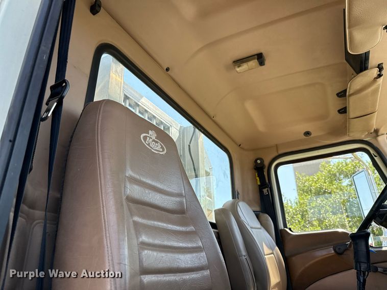 image for item EJ3639 2007 Mack CV713 semi truck