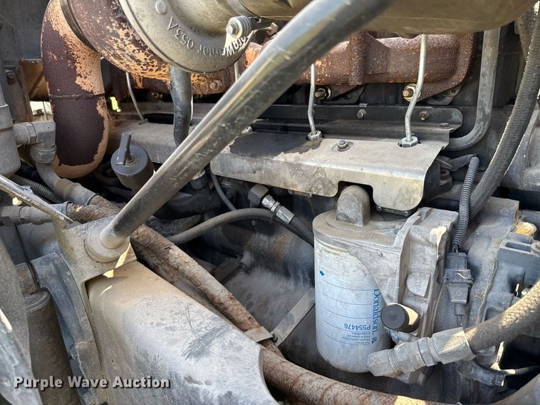 image for item EJ3639 2007 Mack CV713 semi truck