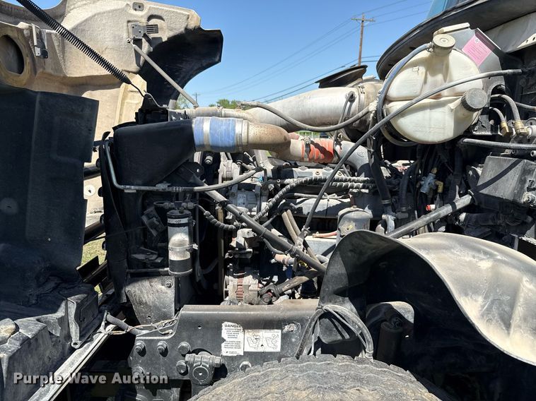 image for item EJ3639 2007 Mack CV713 semi truck