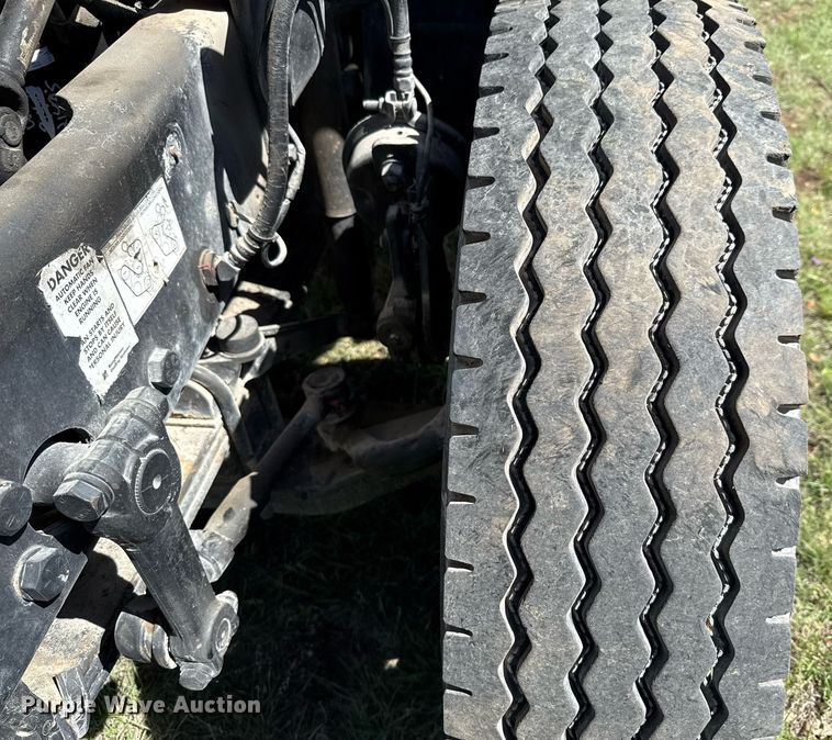 image for item EJ3639 2007 Mack CV713 semi truck