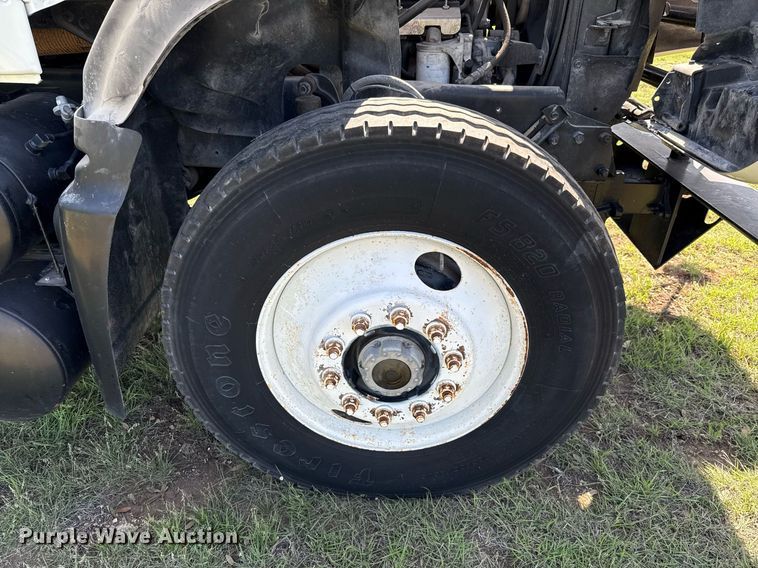 image for item EJ3639 2007 Mack CV713 semi truck