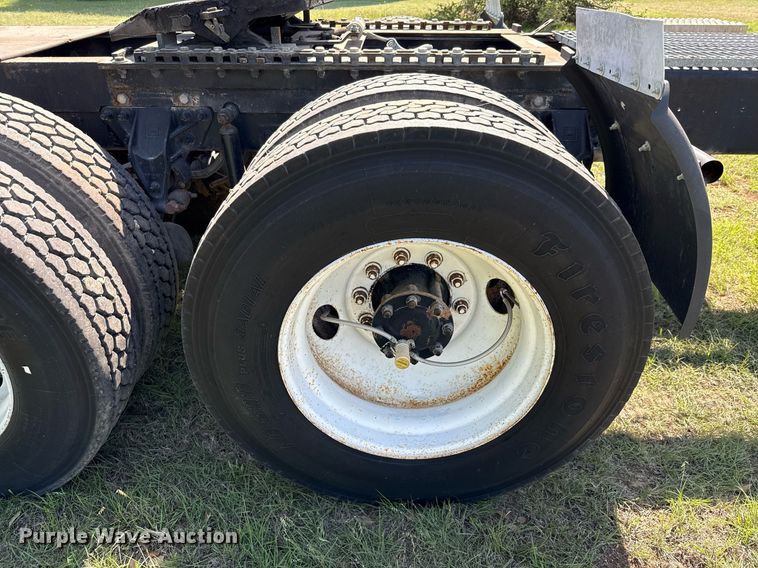 image for item EJ3639 2007 Mack CV713 semi truck