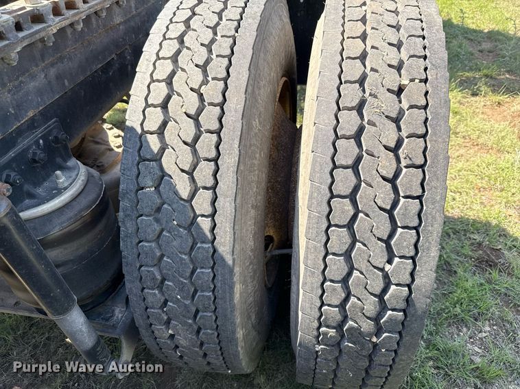 image for item EJ3639 2007 Mack CV713 semi truck