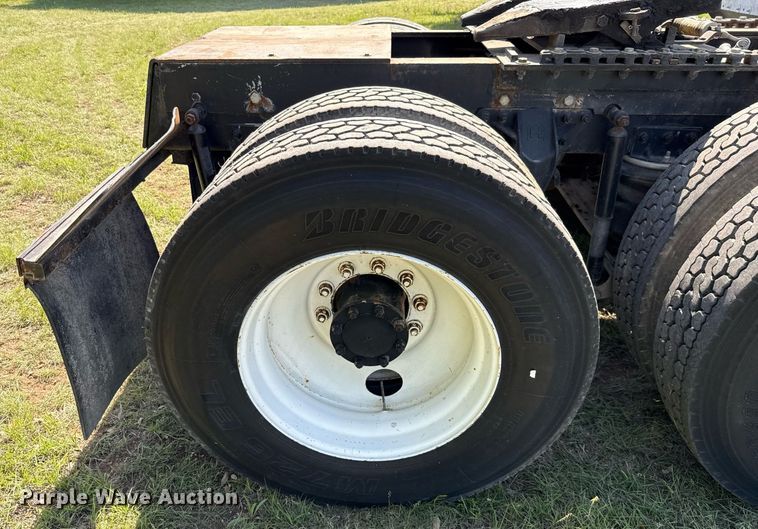 image for item EJ3639 2007 Mack CV713 semi truck