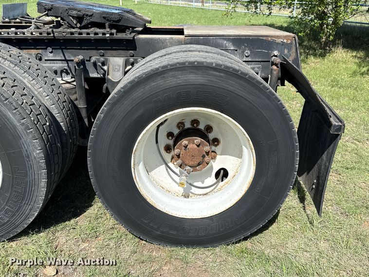 image for item EJ3639 2007 Mack CV713 semi truck