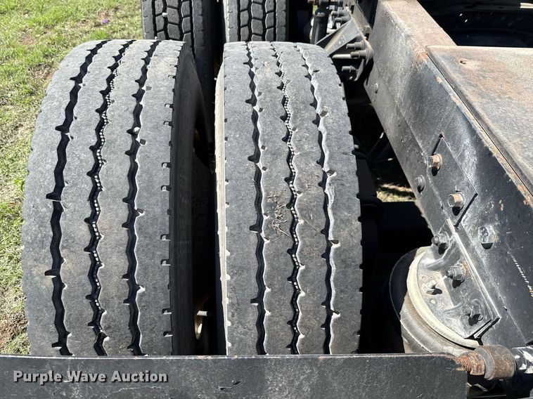 image for item EJ3639 2007 Mack CV713 semi truck