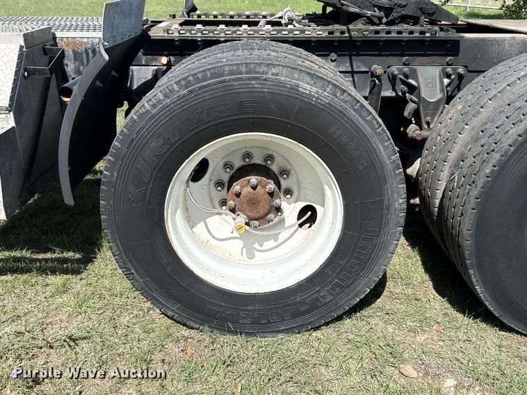 image for item EJ3639 2007 Mack CV713 semi truck