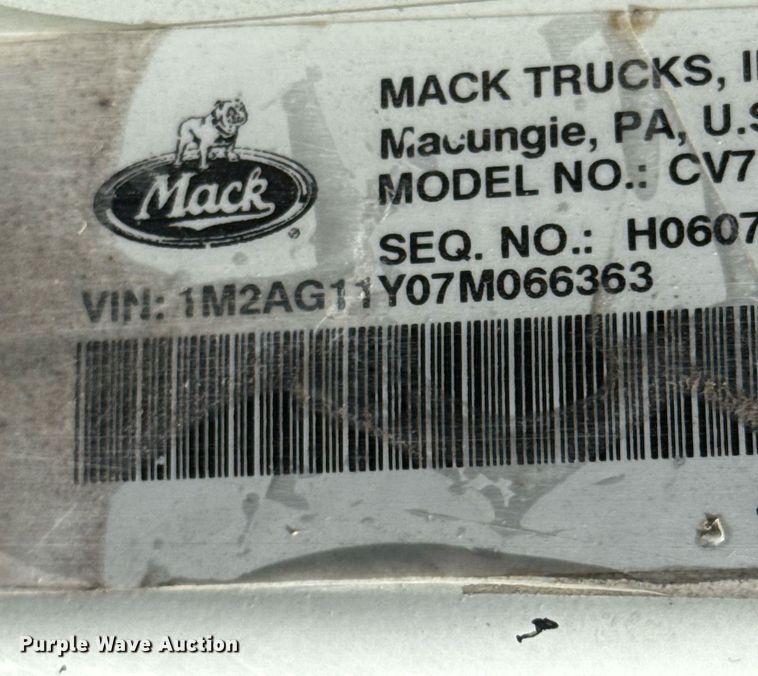 image for item EJ3639 2007 Mack CV713 semi truck