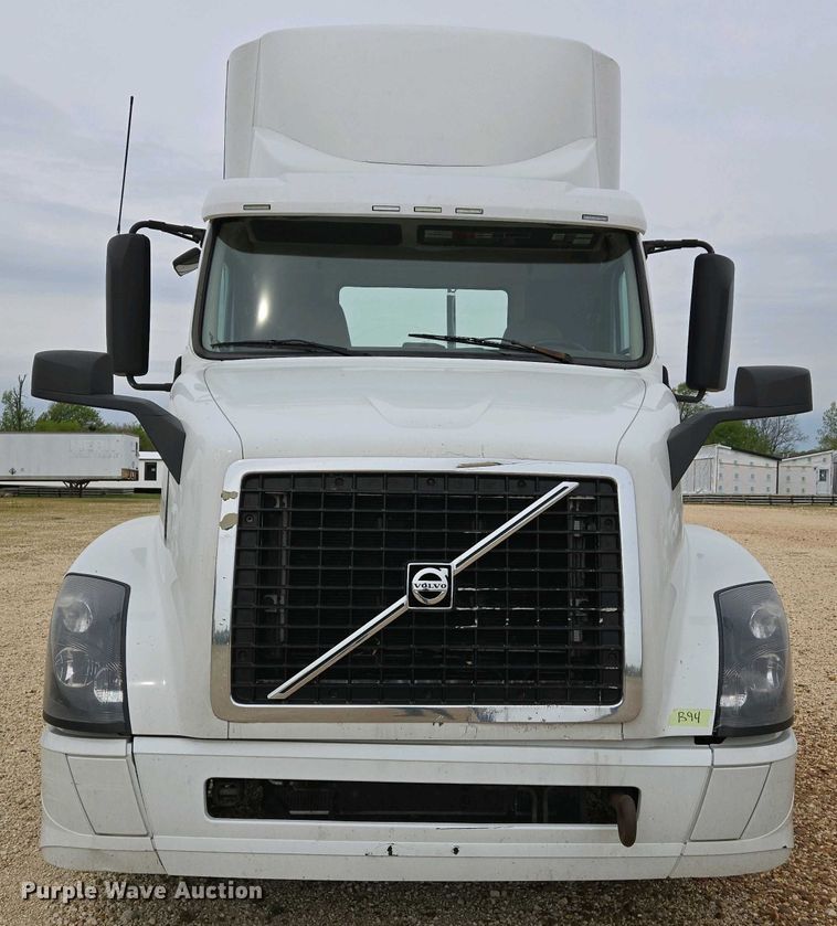 image for item EJ7478 2017 Volvo VNL semi truck