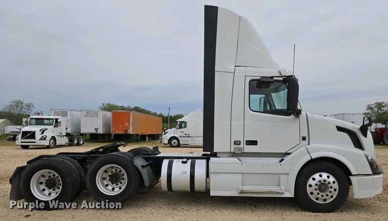 image for item EJ7478 2017 Volvo VNL semi truck